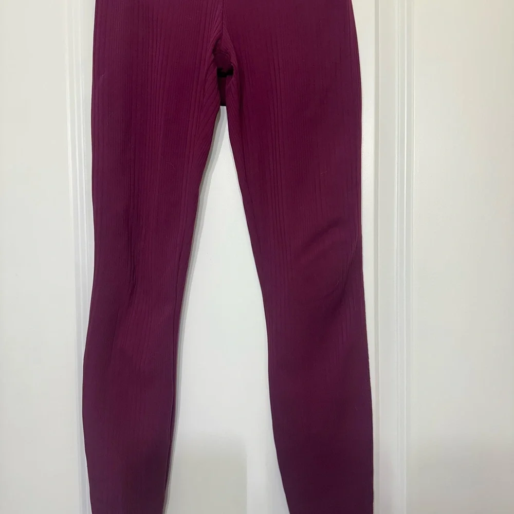 ALO Yoga Leggings - Picture 2 of 4